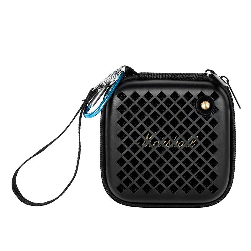 Schwarzes Reißverschluss-Etui mit Rautenmuster auf der Vorderseite, angebrachtem Handgelenkband und kleinem blauem Karabinerhaken.