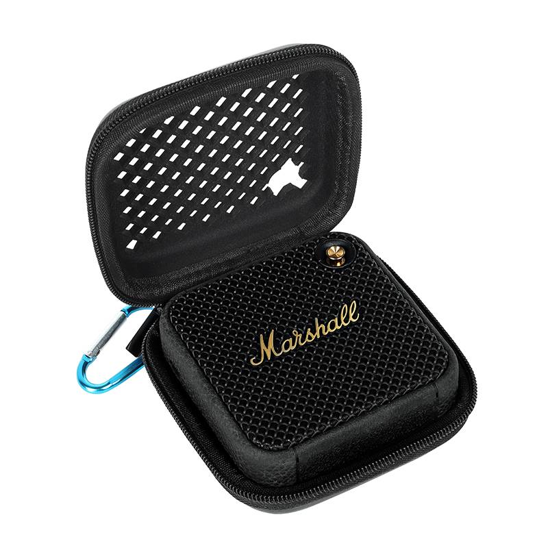 Kleine schwarze Hartschalenbox mit Reißverschluss und Meshdeckel, die ein Marshall-Gerät enthält, dargestellt offen mit einem blauen Karabinerhaken befestigt.