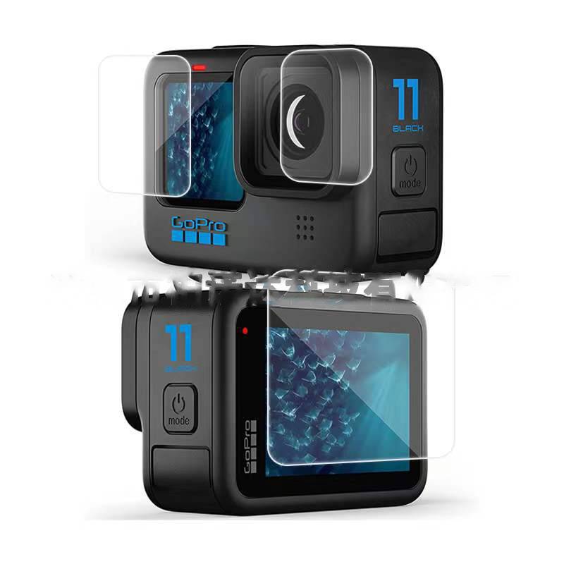 GoPro HERO11 Black Action-Kamera mit angebrachten Displayschutzfolien auf Vorder- und Rückseite, wobei Objektiv, Displays und Ein-/Ausschalter hervorgehoben sind.
