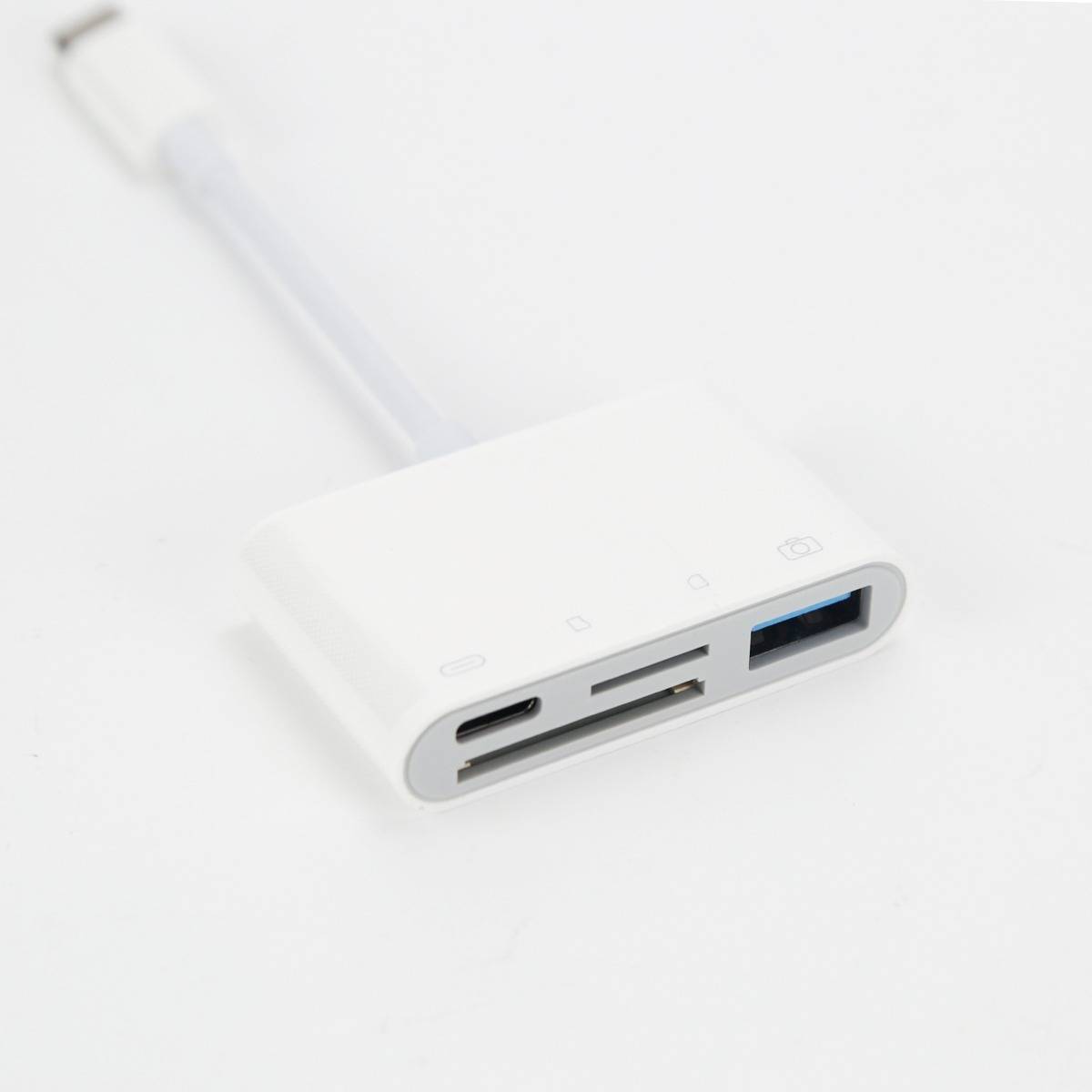 Weißer Multi-Port-Adapter mit USB-C, SD-Kartensteckplatz und USB-A-Anschlüssen auf weißem Hintergrund.