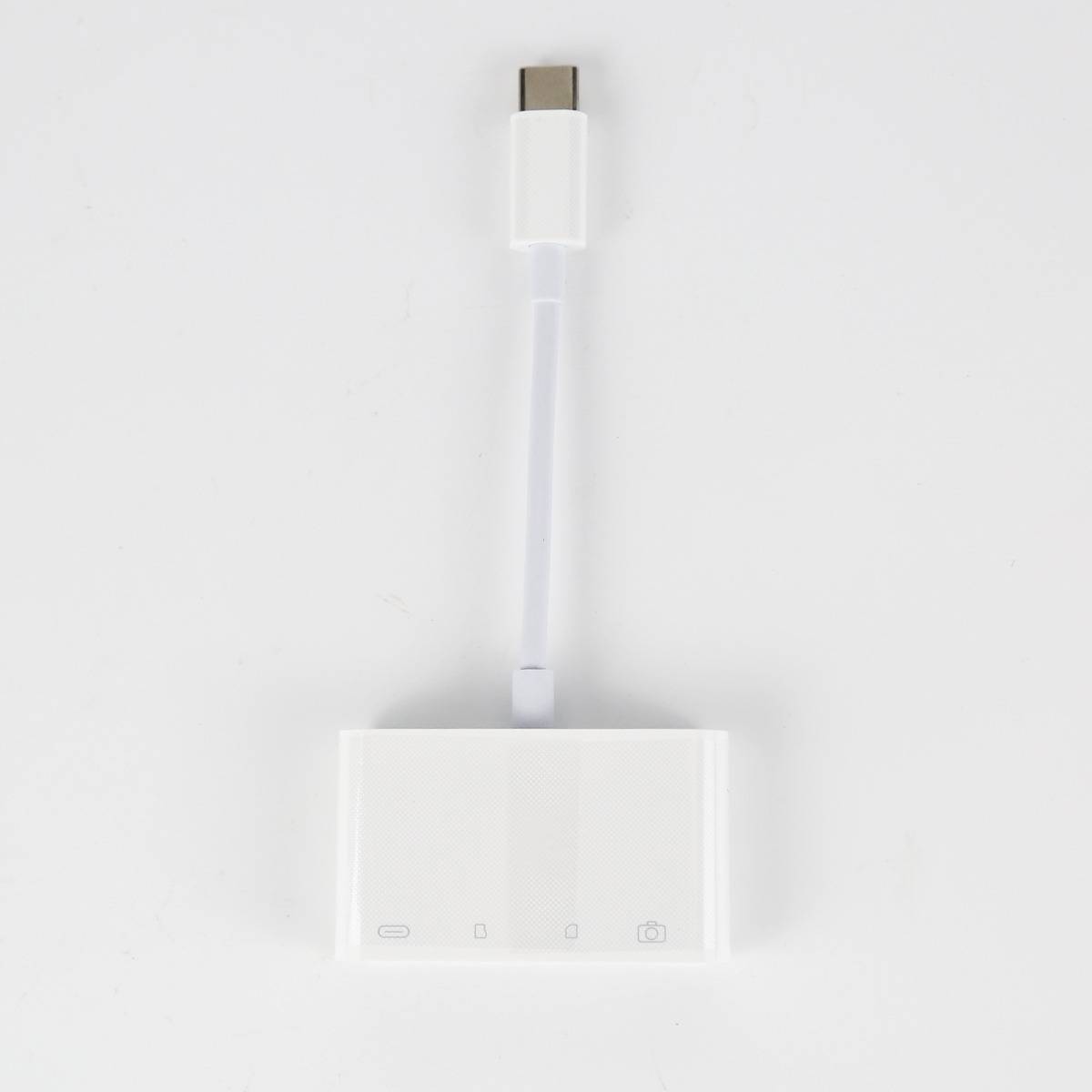 Weißer USB-C-Adapter mit kurzem angebrachtem Kabel, Vorderansicht auf einfachem weißem Hintergrund.