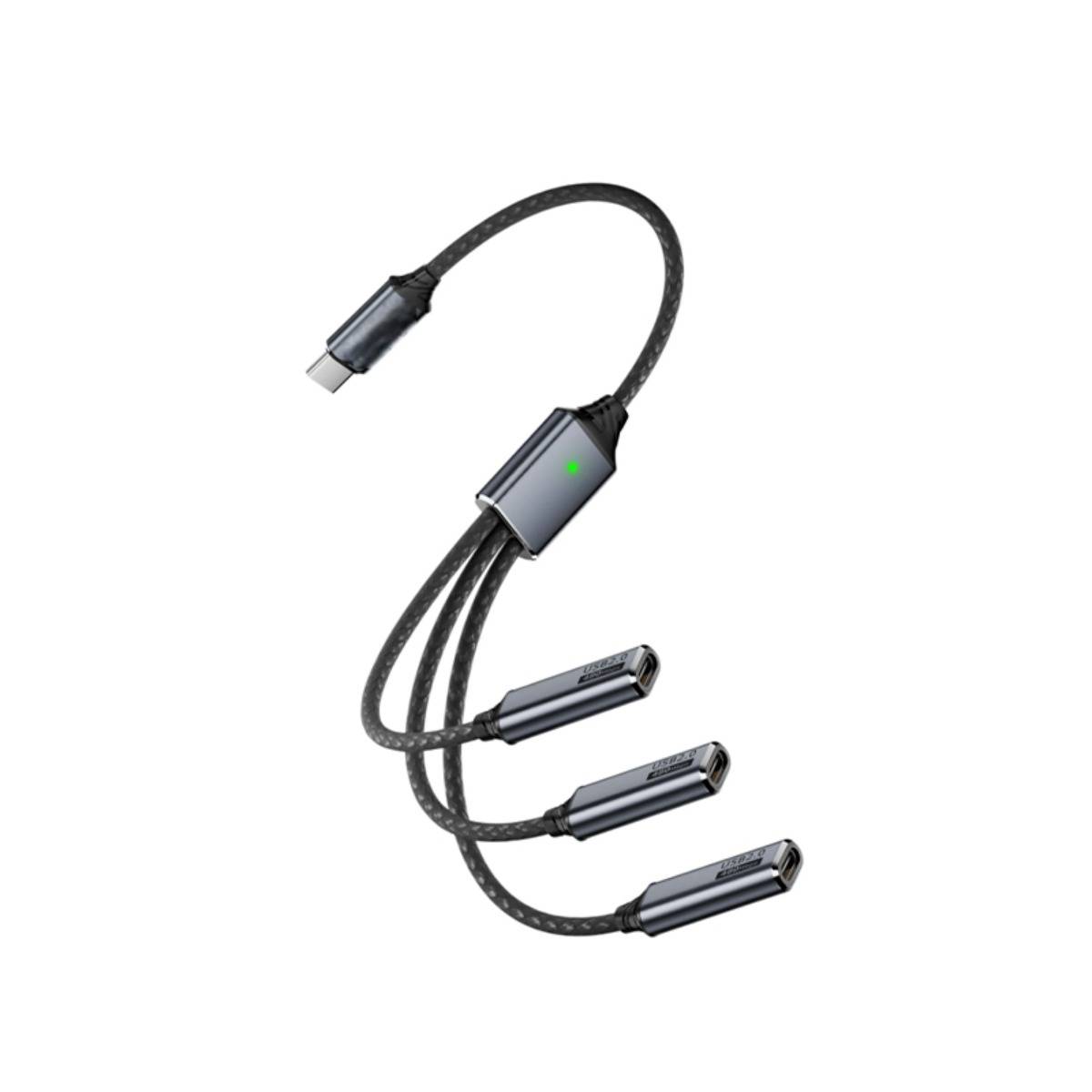 USB-C-Adapterkabel mit einem USB-C-Stecker, der sich in drei USB-C-Anschlüsse verzweigt, gezeigt auf weißem Hintergrund.