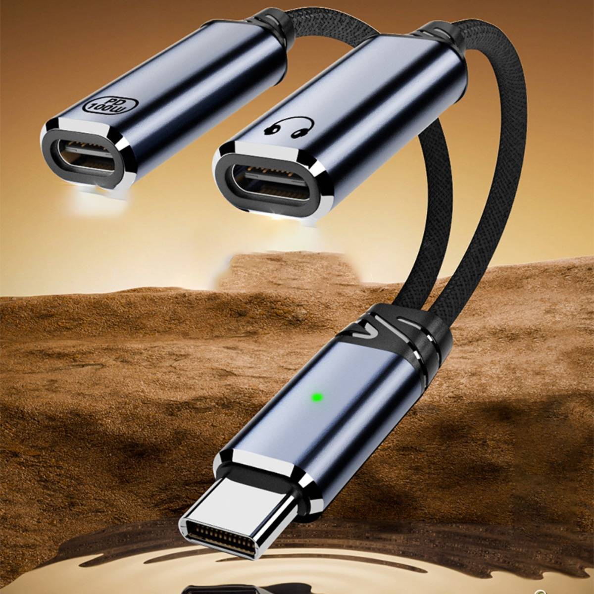 USB-C-Adapterkabel mit zwei weiblichen USB-C-Anschlüssen und einem männlichen USB-C-Stecker, dargestellt als metallisch geflochtener Stecker mit einer grünen Anzeigelampe.