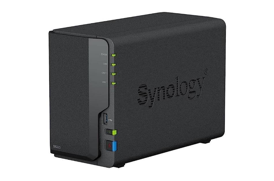 Schwarzer Synology DiskStation NAS-Server mit vorderen Statusleuchten und USB-Anschlüssen auf weißem Hintergrund.
