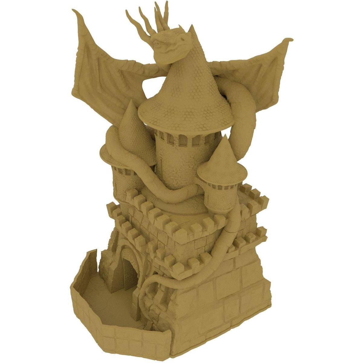 Sandskulptur eines Drachen, der sich um einen Burgturm windet, mit ausgebreiteten Flügeln, auf einem einfachen weißen Hintergrund dargestellt.