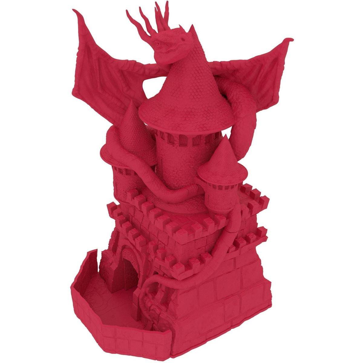Rote, 3D-gedruckte Drachenfigur sitzt auf einer Burgbasis und ist vor weißem Hintergrund dargestellt.
