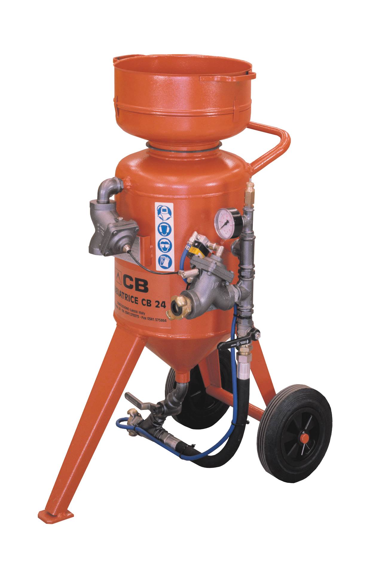 Orange tragbare Sandstrahlmaschine auf Dreibeinständer mit Behälter, Schläuchen, Druckmessgerät und Rädern vor weißem Hintergrund.