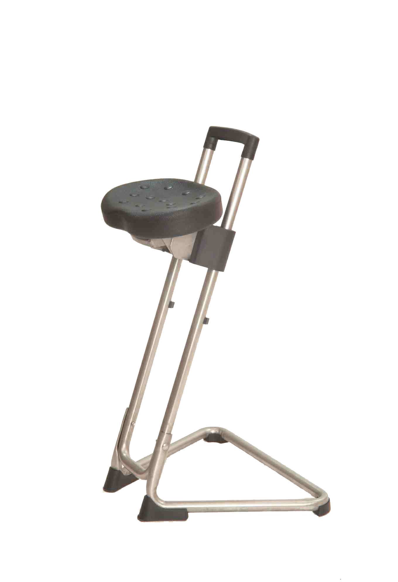 Ein tragbarer klappbarer Stehhocker mit schwarzem gepolstertem Sitz und Metallrahmen auf weißem Hintergrund.