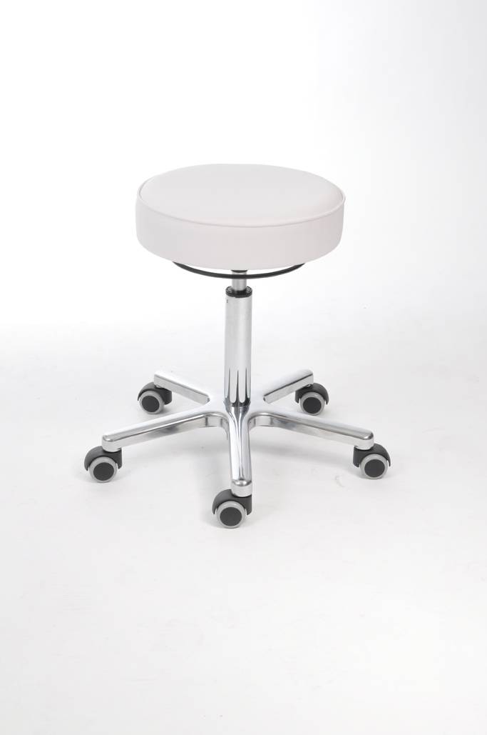 Chrom-Drehhocker mit rundem gepolstertem weißem Sitz und fünf Lenkrollen auf weißem Studiohintergrund.