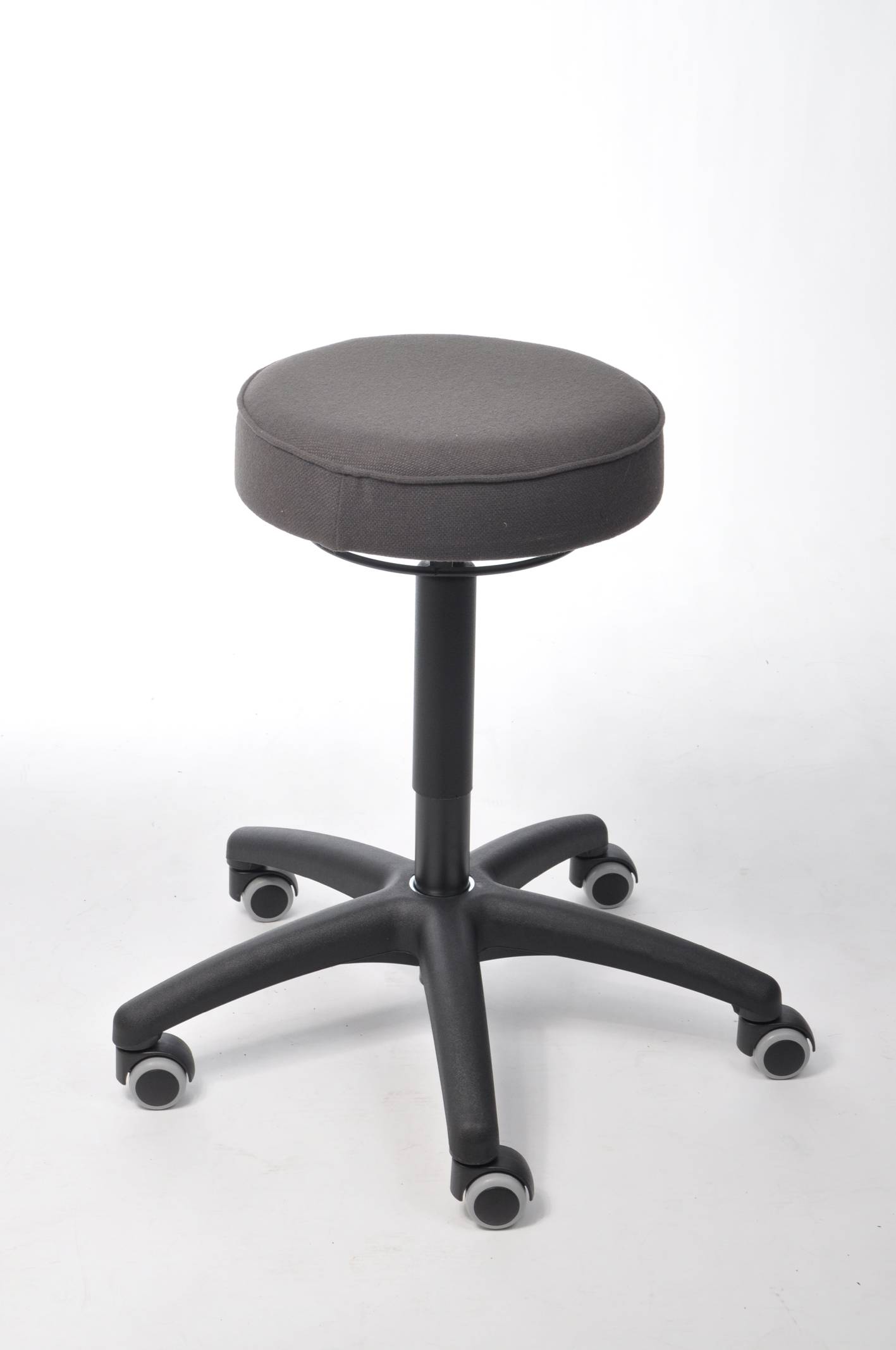 Grauer verstellbarer fahrbarer Hocker mit rundem gepolstertem Sitz, schwarzem Sockelsockel und fünf Lenkrollen auf weißem Hintergrund.