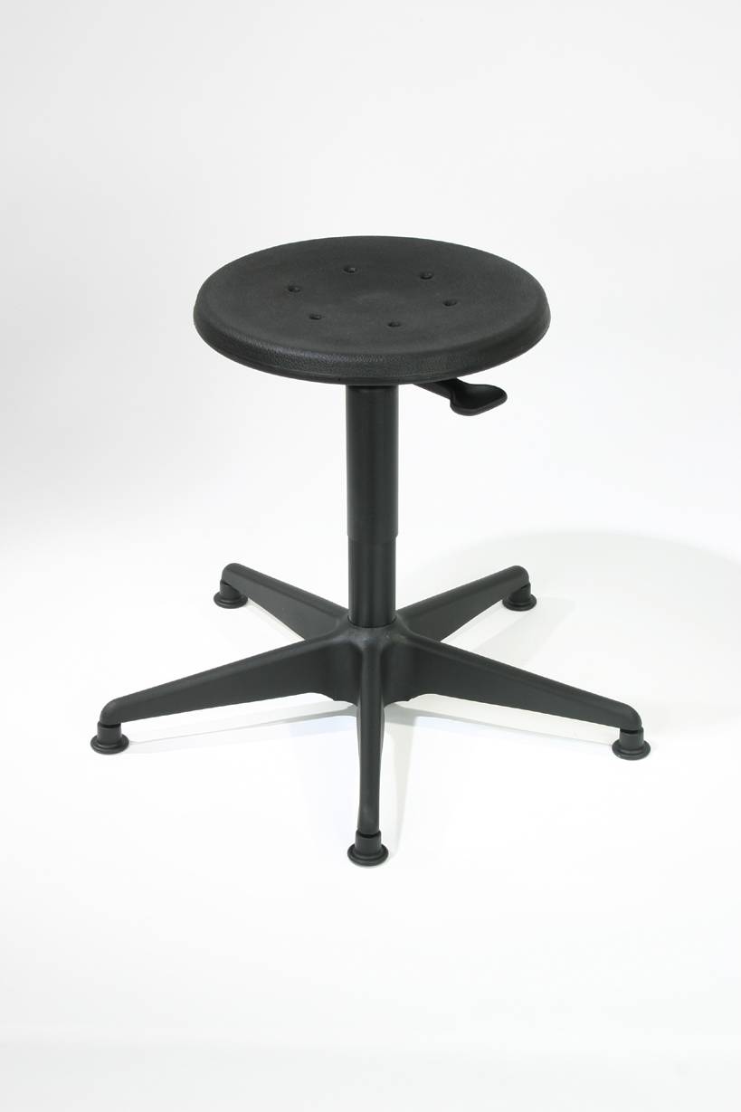 Schwarzer verstellbarer Hocker mit rundem Sitz, zentralem Drehfuß, Fußstützenhebel und fünfzackiger Basis auf Rollen.