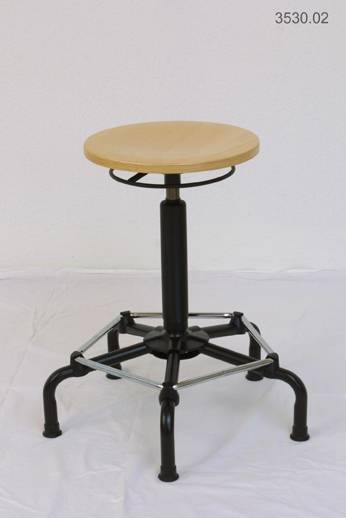 Schwarzer Metallhocker mit verstellbarem Sitz und rundem Holzsitz sowie Fußstützenrahmen auf weißem Hintergrund, gekennzeichnet mit 3530.02.
