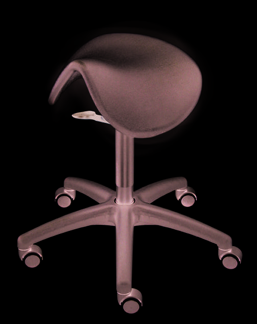 Schwarzer ergonomischer Drehhocker mit sattelförmiger Sitzfläche und fünf Lenkrollen auf einer zentralen Sockelbasis.