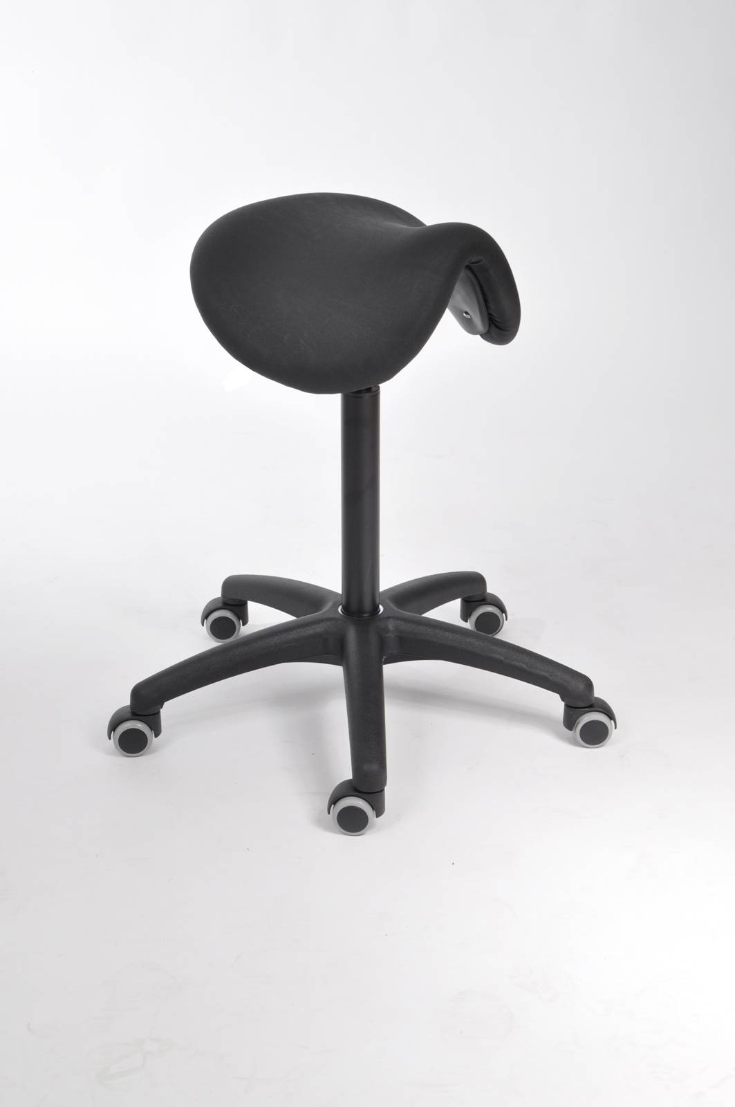 Schwarzer ergonomischer Sattelstuhl mit einer Mittelsäule und einer fünfrädrigen Basis auf weißem Hintergrund.