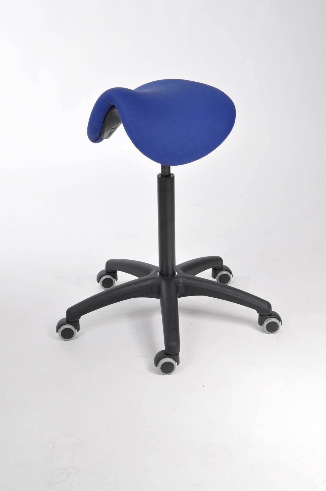 Blauer ergonomischer Sattelhocker mit schwarzer verstellbarer Basis und fünf Rollen auf weißem Hintergrund.