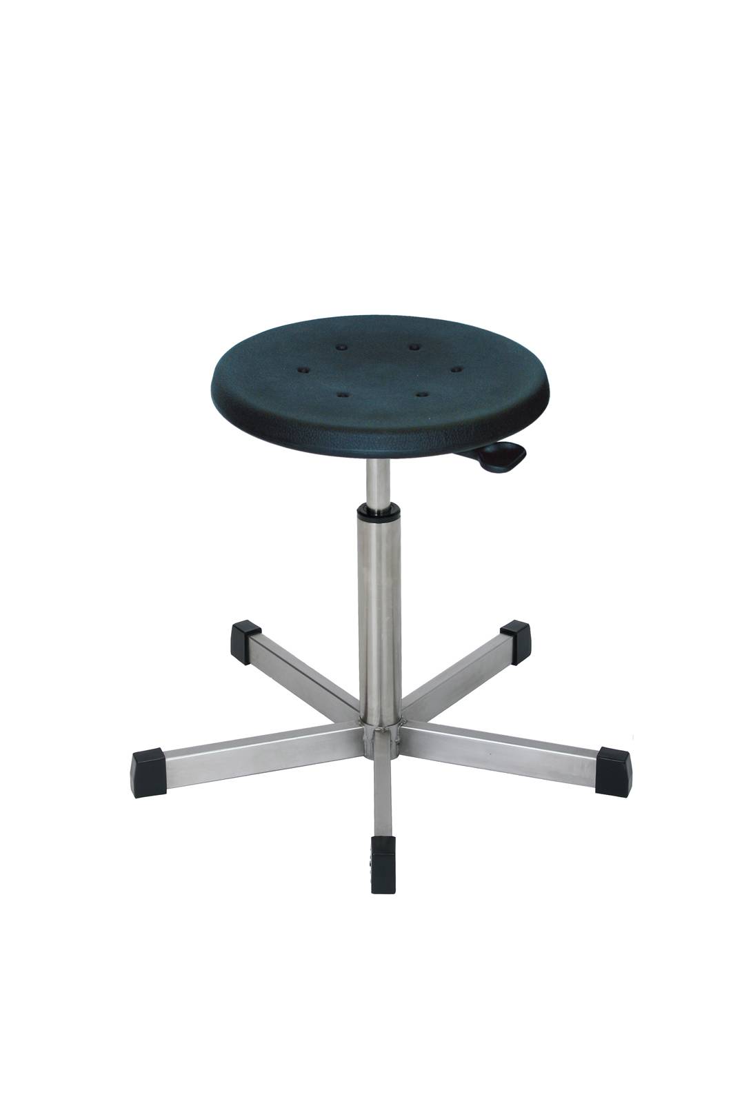 Höhenverstellbarer runder Hocker mit schwarzem gepolstertem Sitz, Metallsäule, fünfbeiniger silberfarbener Basis und schwarzen Bodengleitern auf weißem Hintergrund
