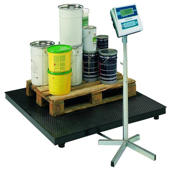Industrielle Bodenwaage mit Palette chemischer Fässer und Farbdosen sowie digitaler Anzeige auf Ständer zum Wiegen von Lagermaterialien.