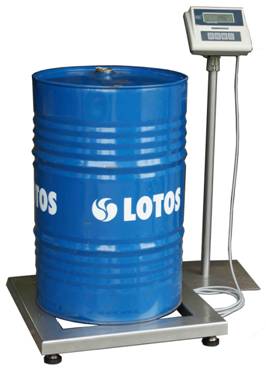 Blauе LOTOS-Ölfass auf einer digitalen Bodenwaage mit Anzeigebildschirm und Kabel, verwendet zum Wiegen von Industriefässern.