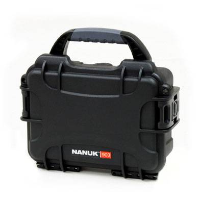 Schwarze Hartschalenbox NANUK 903 mit Schutzfunktion und Tragegriff, geschlossen auf weißem Hintergrund dargestellt.