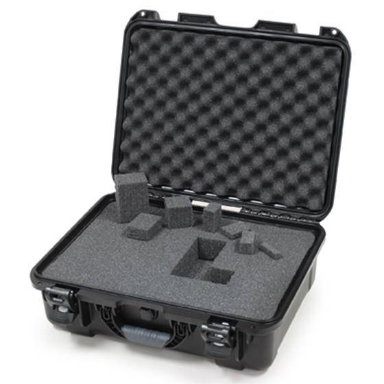 Offener schwarzer Hartschalen-Transportkoffer mit Schaumstoff-Einlagen und maßgeschneiderten Ausschnitten zum Schutz von Ausrüstung.