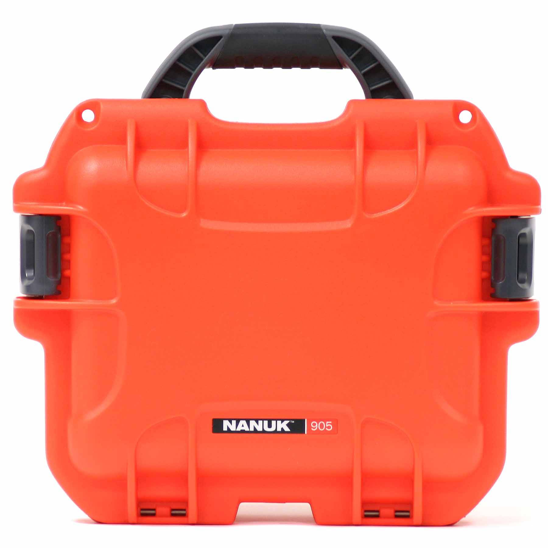 Hellbraun-orange Nanuk 905 Hartschutzkoffer mit schwarzem Griff, geschlossen auf weißem Hintergrund dargestellt.