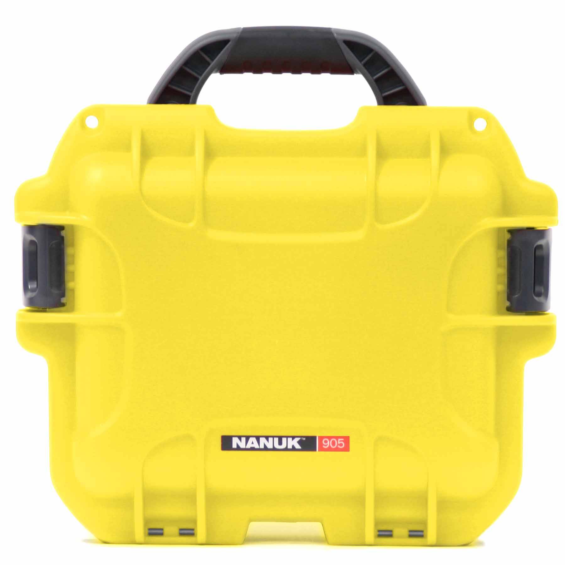 Gelbes Hartschalenkoffer mit schwarzem Griff und Verschlüssen, mit der Aufschrift „NANUK 905
