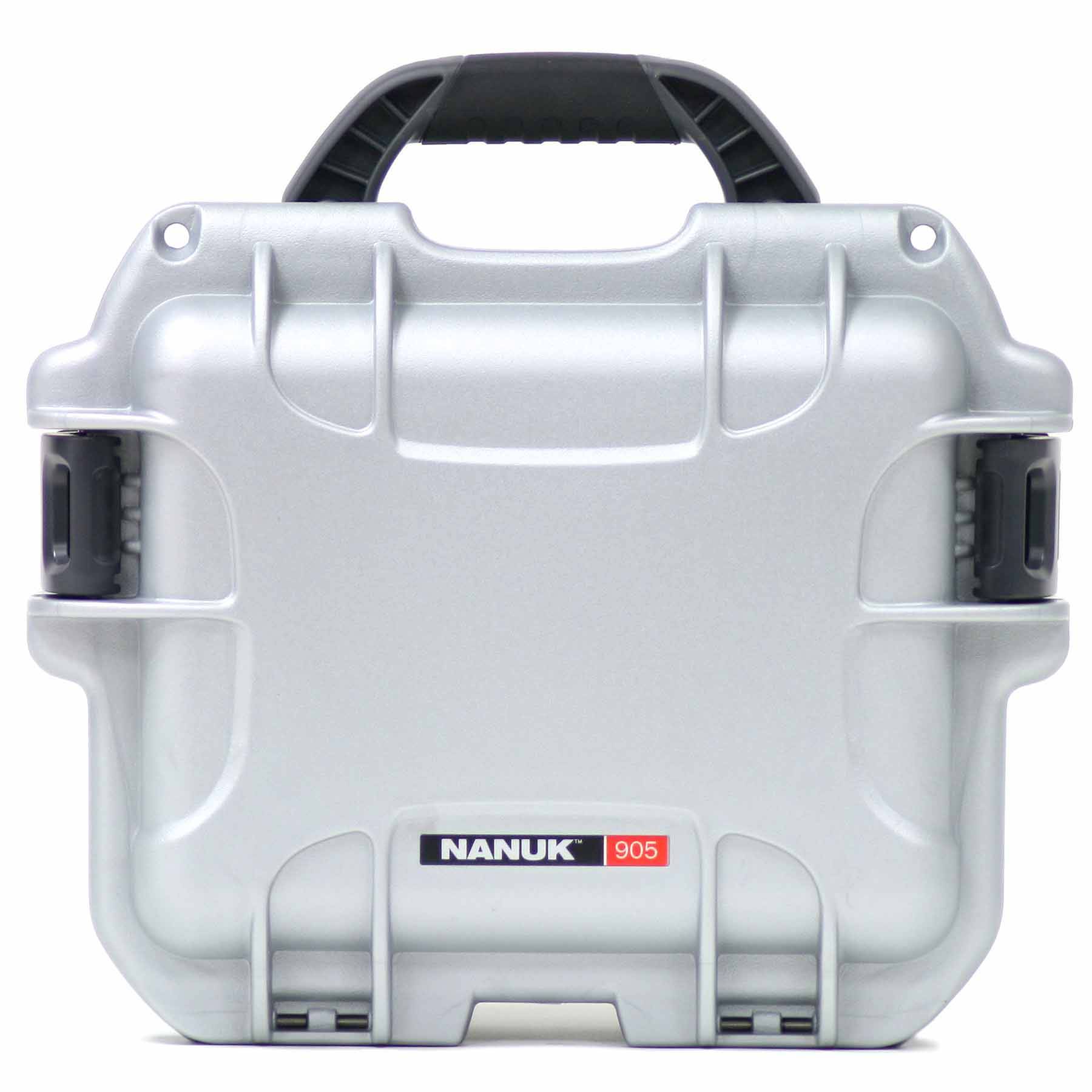 Silberner Hard-Shell-Transportkoffer mit schwarzem Griff, geschlossen auf weißem Hintergrund abgebildet, mit der Bezeichnung 