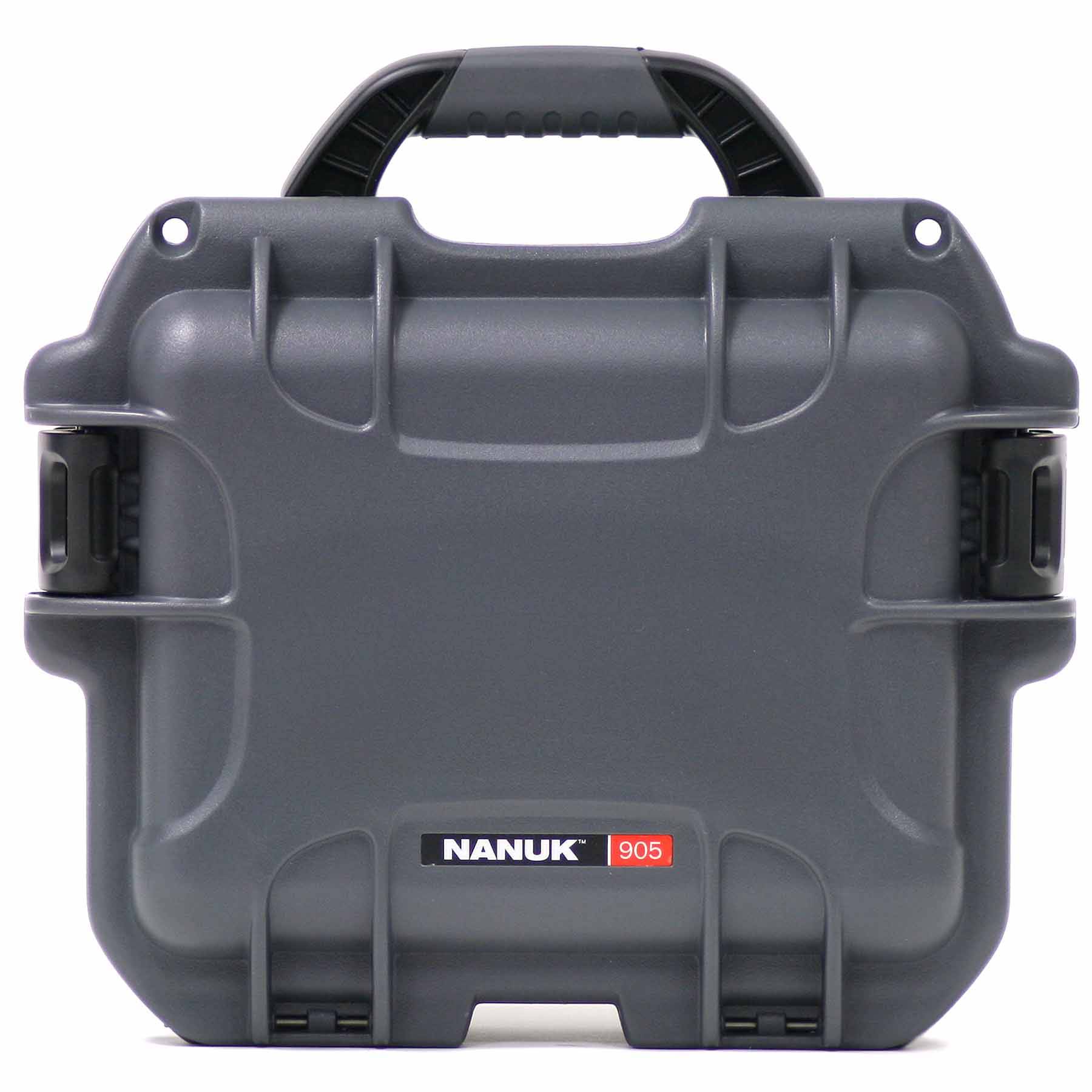 Schwarzer Hartschalenkoffer mit Griff und Verschlüssen, gekennzeichnet mit 'NANUK 905'.