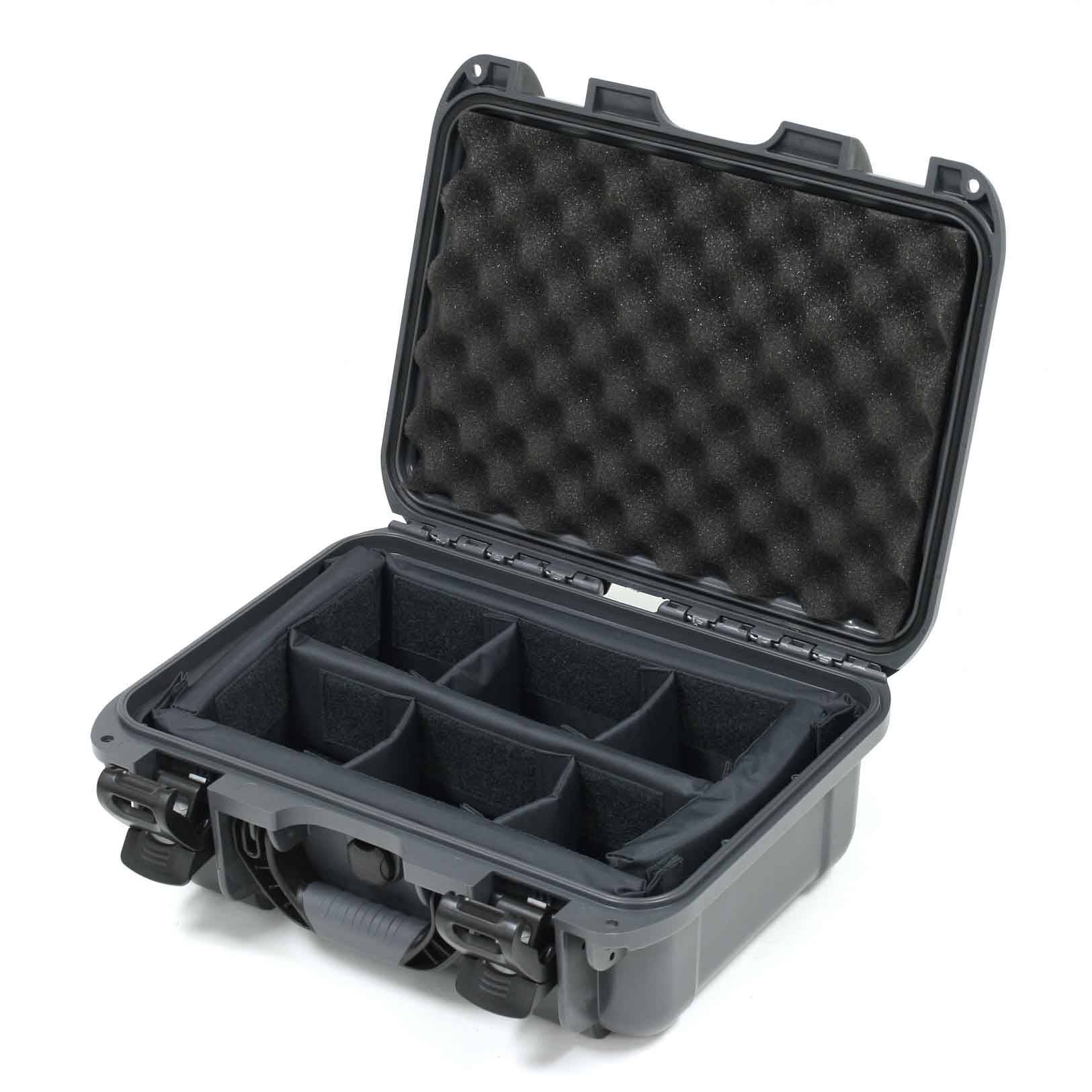 Offene schwarze Hartschalen-Schutzbox mit schaumstoffgepolstertem Deckel und verstellbaren gepolsterten Fächern zur Ausrüstungslagerung.