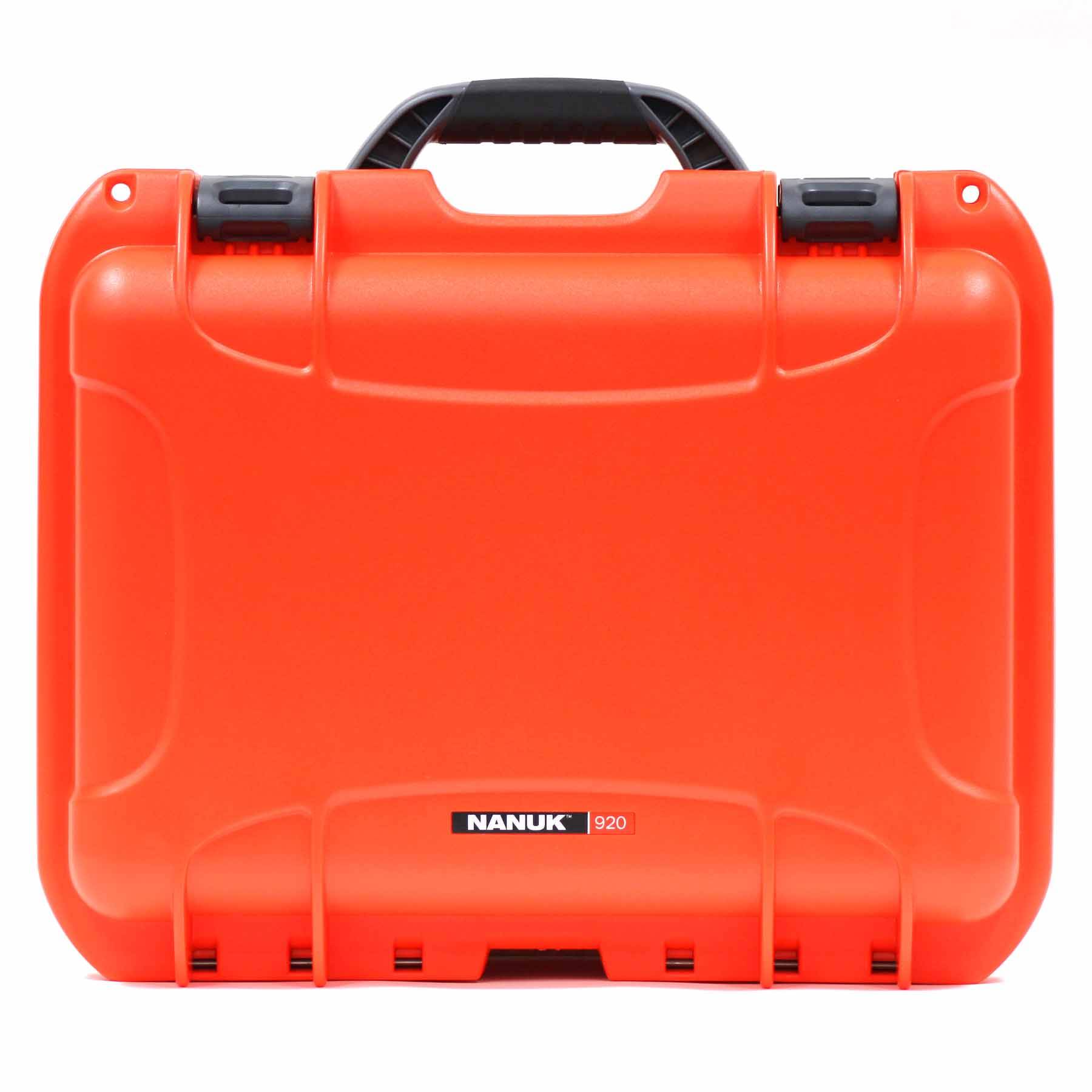 Orangefarbener Hartschalenkoffer mit schwarzem Griff und Verschlüssen, mit der Aufschrift „NANUK 920