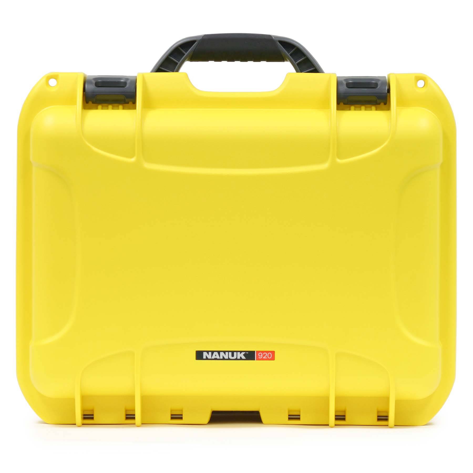 Gelber robuster Schutzkoffer mit schwarzem Griff, beschriftet mit NANUK 920, geschlossen auf weißem Hintergrund.