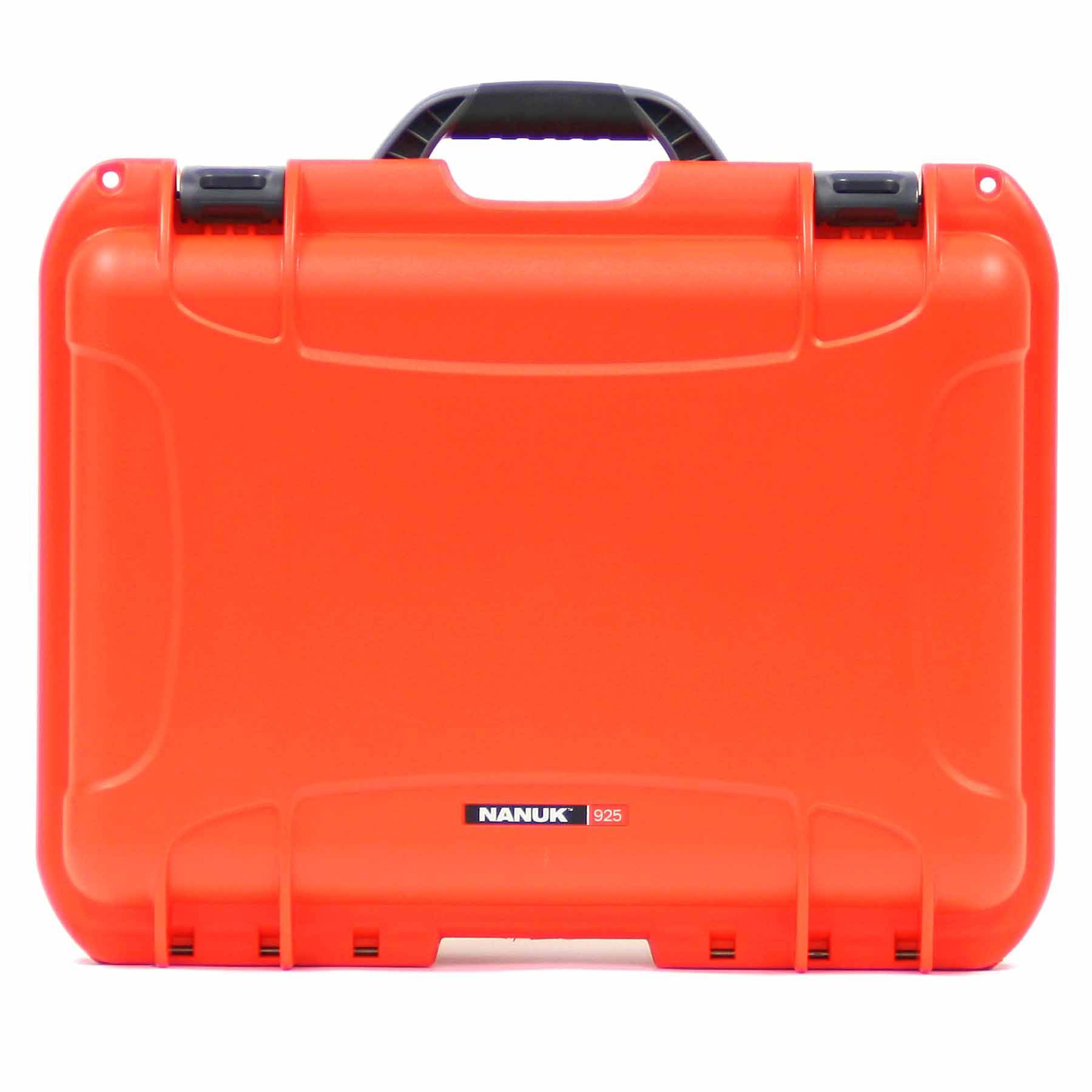 Orange-rote Hartschalentasche mit schwarzem Griff und Verschlüssen, beschriftet mit „NANUK 925