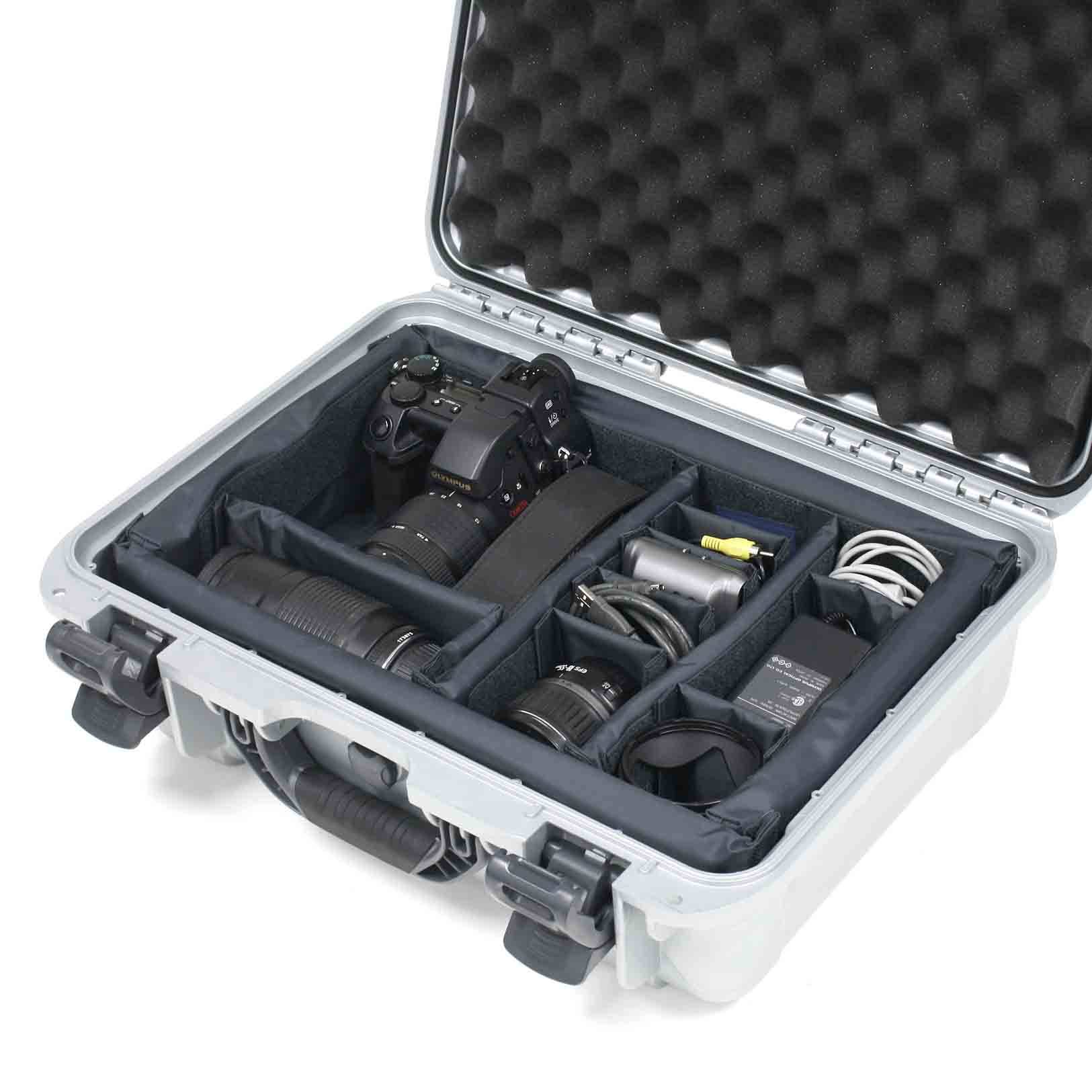 Hartschalenkoffer mit schaumstoffgepolsterten Fächern zur sicheren Aufbewahrung und zum Transport einer DSLR-Kamera, Objektiven, Kabeln und Zubehör.