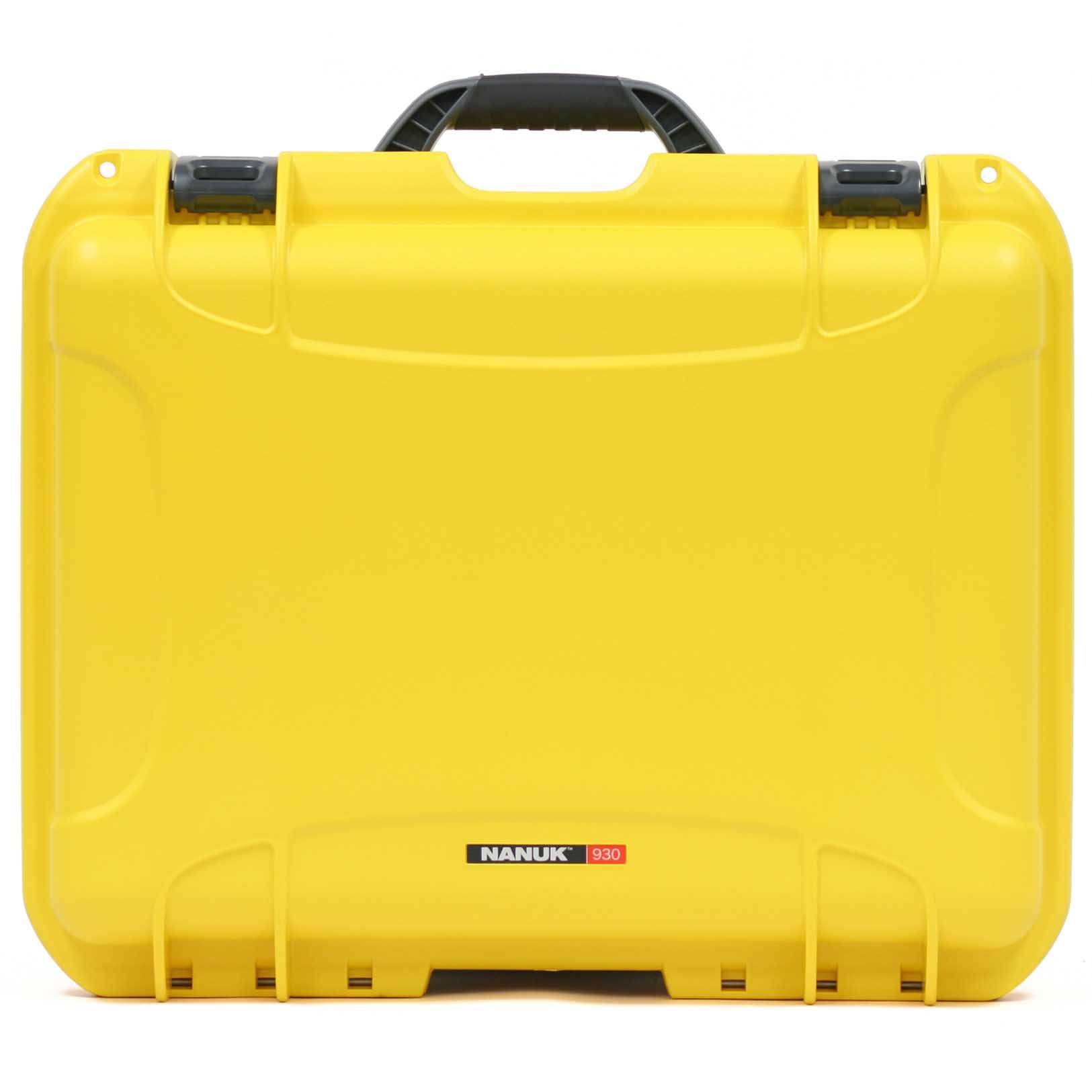 Gelbe Hartschalenkoffer mit schwarzem Griff und Verschlüssen, beschriftet mit „NANUK 930