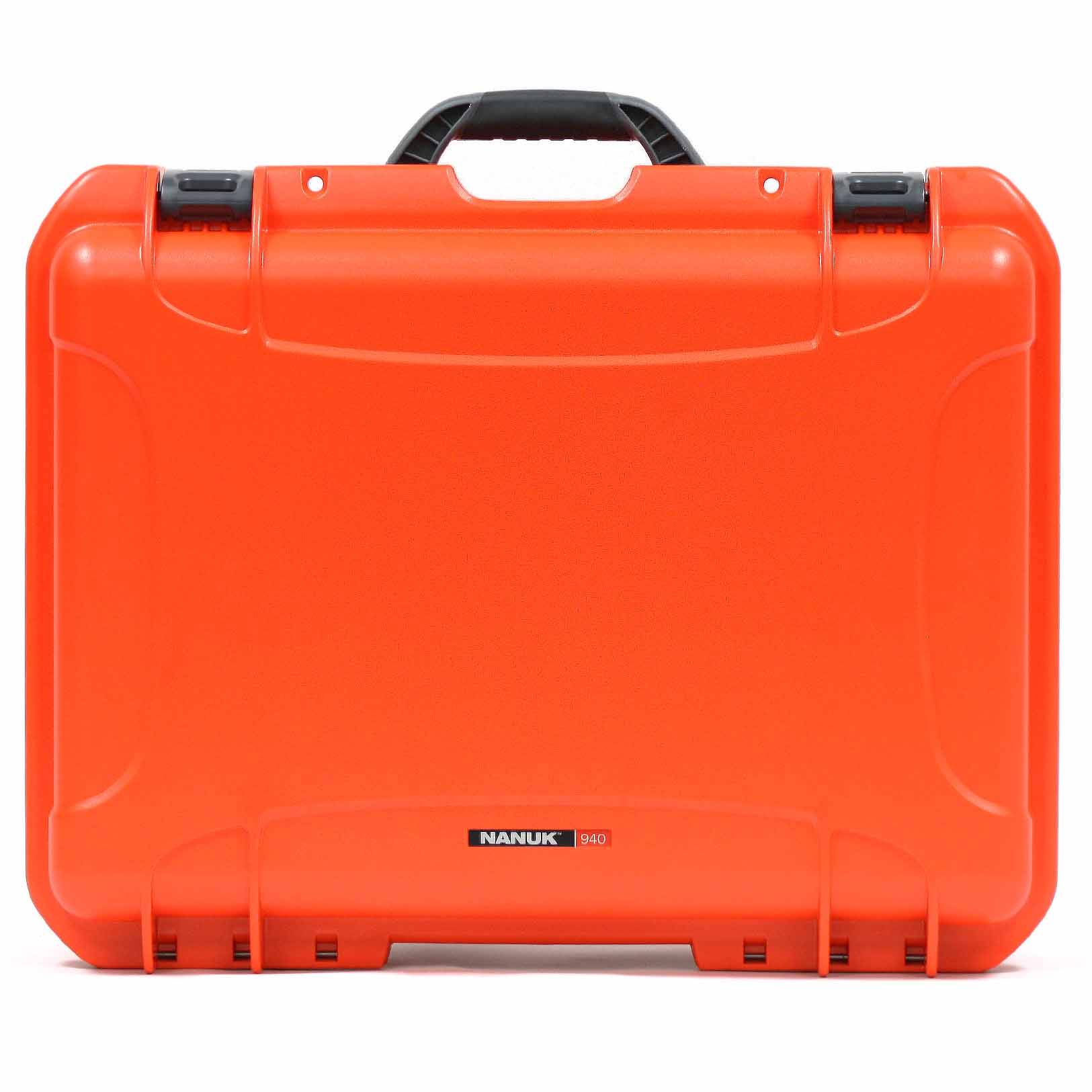 Orange Hartschalenkoffer mit schwarzem Griff und Verschlüssen, geschlossen auf weißem Hintergrund dargestellt.