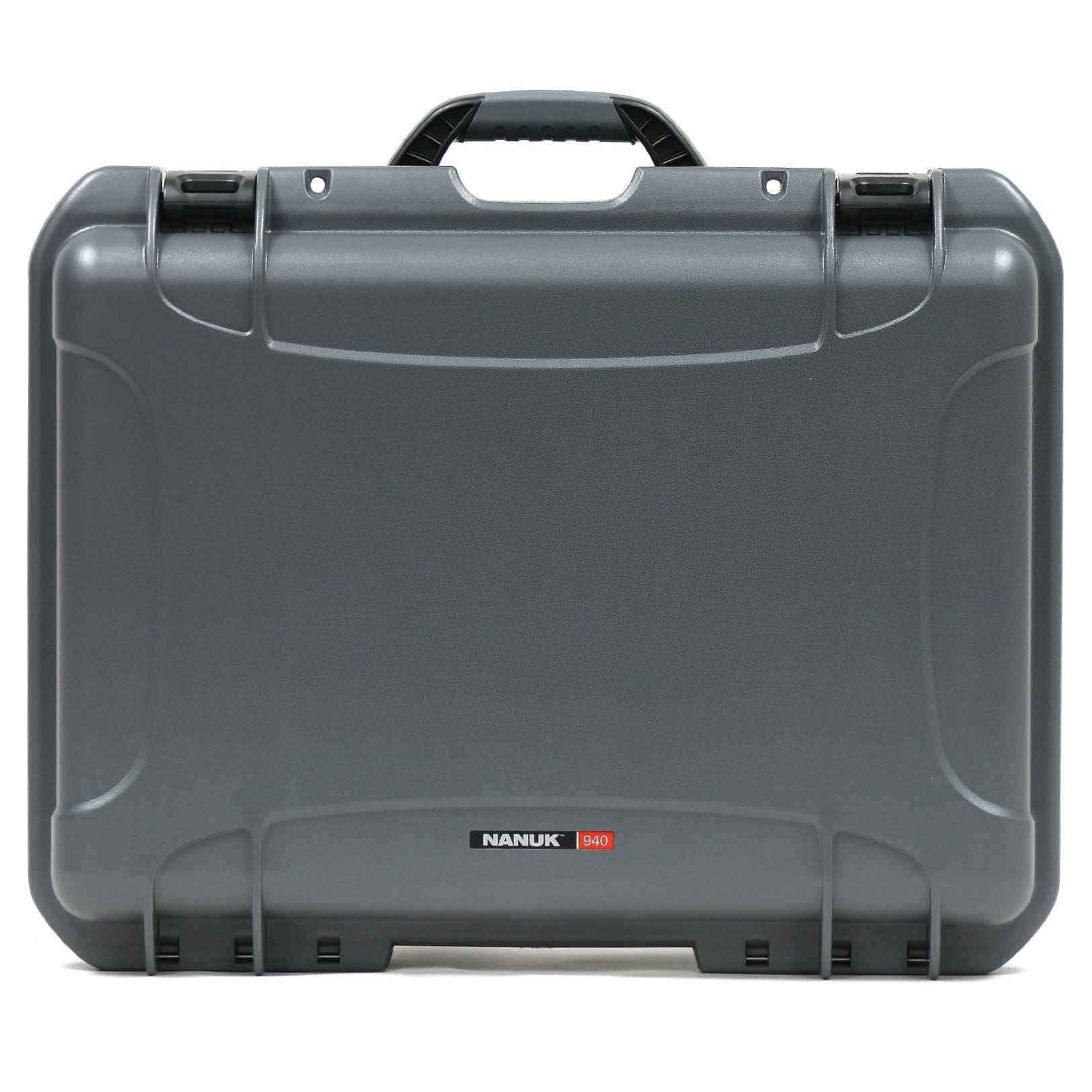 Grauer Hartschalenkoffer mit Griff und Verschlüssen, mit der Marke „NANUK 940