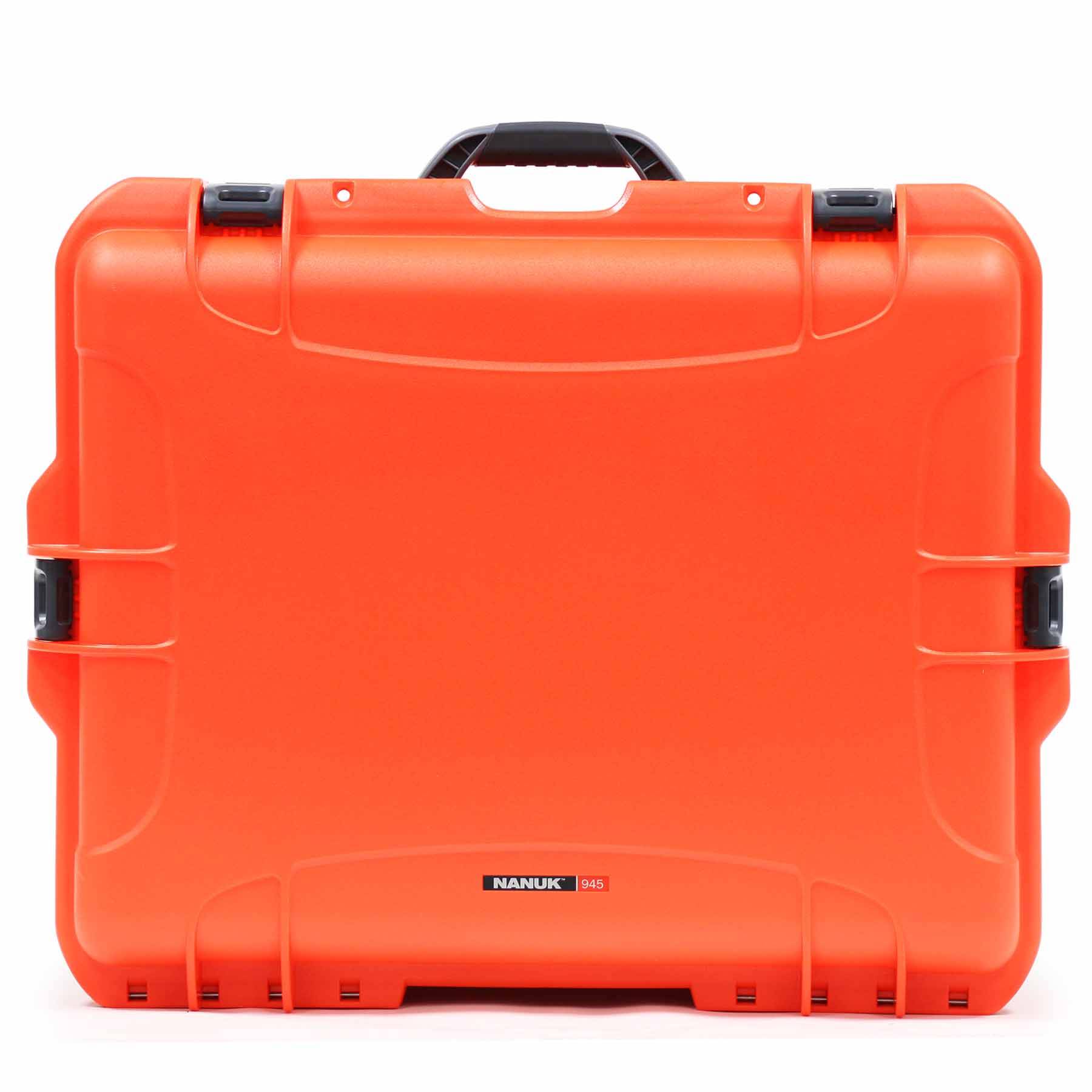 Leuchtend orangefarbenes Hartschalenkoffer mit Griff und schwarzen Verschlüssen, geschlossen auf weißem Hintergrund dargestellt.