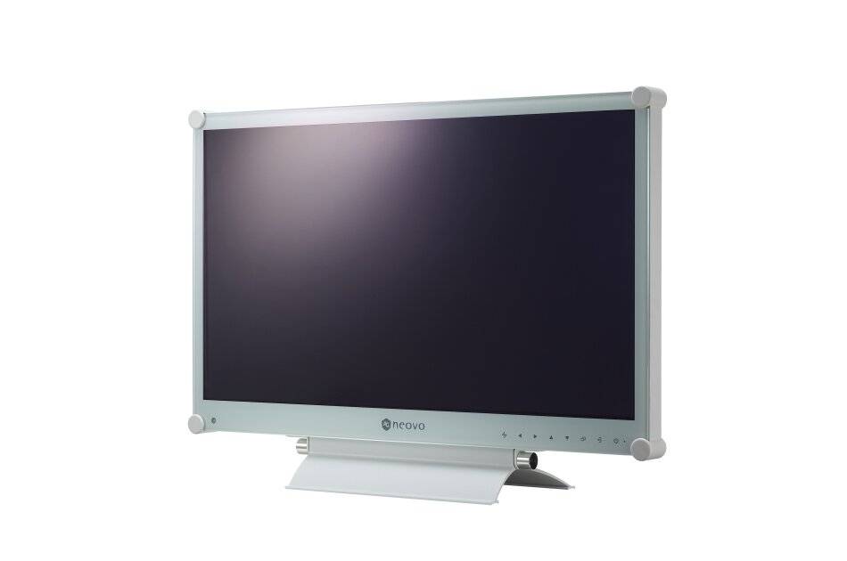 Silberner Flachbildschirm-Computermonitor mit dunklem leerem Bildschirm auf einem Ständer, vor weißem Hintergrund gezeigt.
