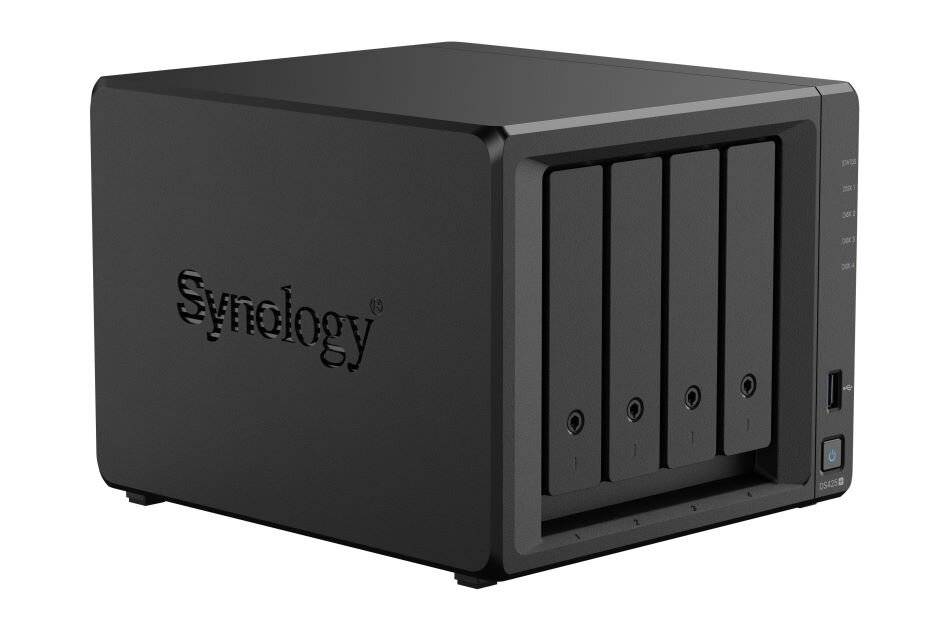Schwarzes Synology Vier-Bucht-Netzwerkspeichergerät in Dreiviertelvorderansicht auf weißem Hintergrund.