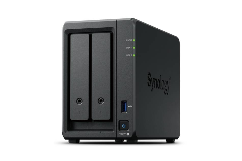 Ein Zwei-Schacht-Synology-NAS-Speichergerät, das sich vorne links auf weißem Hintergrund befindet, mit zwei Laufwerkschächten, USB-Anschluss, Einschalter und Statusleuchten.