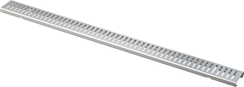 Ein langer silberner linearer Bodenablauf-Gitterrost mit diagonalen Schlitzen, auf schwarzem Hintergrund dargestellt.