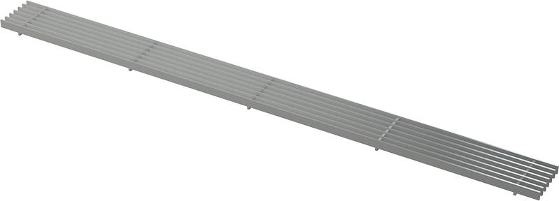 Langes silbernes Metallkabelwannensystem oder Kanalabdeckung diagonal auf schwarzem Hintergrund angeordnet, mit gerippten Paneelen und offenem Schlitzende.