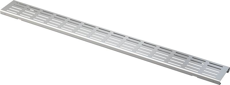 Langer Metallrost-Entwässerungskanal auf schwarzem Hintergrund, diagonal in Perspektive dargestellt.