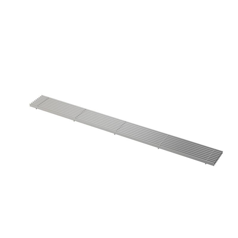 Langer silberner Metallrost oder Lamellenbankpaneel, diagonal auf schwarzem Hintergrund dargestellt.