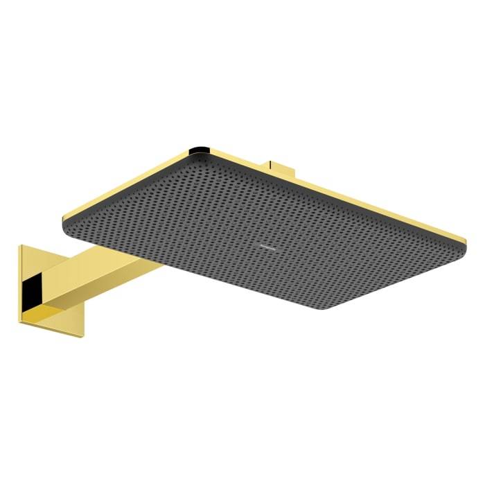 Schwarzer perforierter quadratischer Duschkopf mit goldenem wandmontiertem Arm und Blende auf weißem Hintergrund.