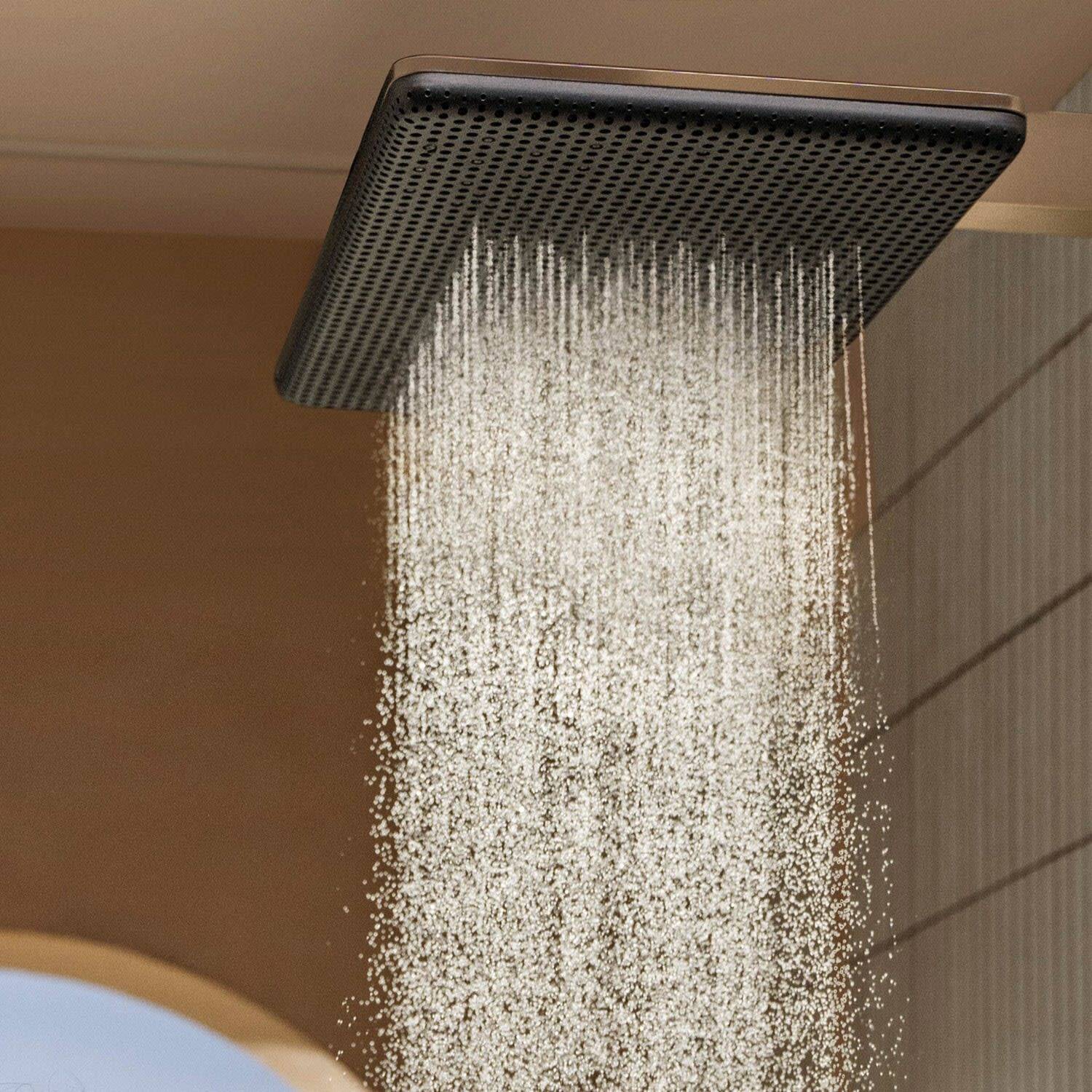 Ein großer quadratischer Regenfallduschkopf, der an der Decke montiert ist, sprüht Wasser direkt nach unten in einem Badezimmer.
