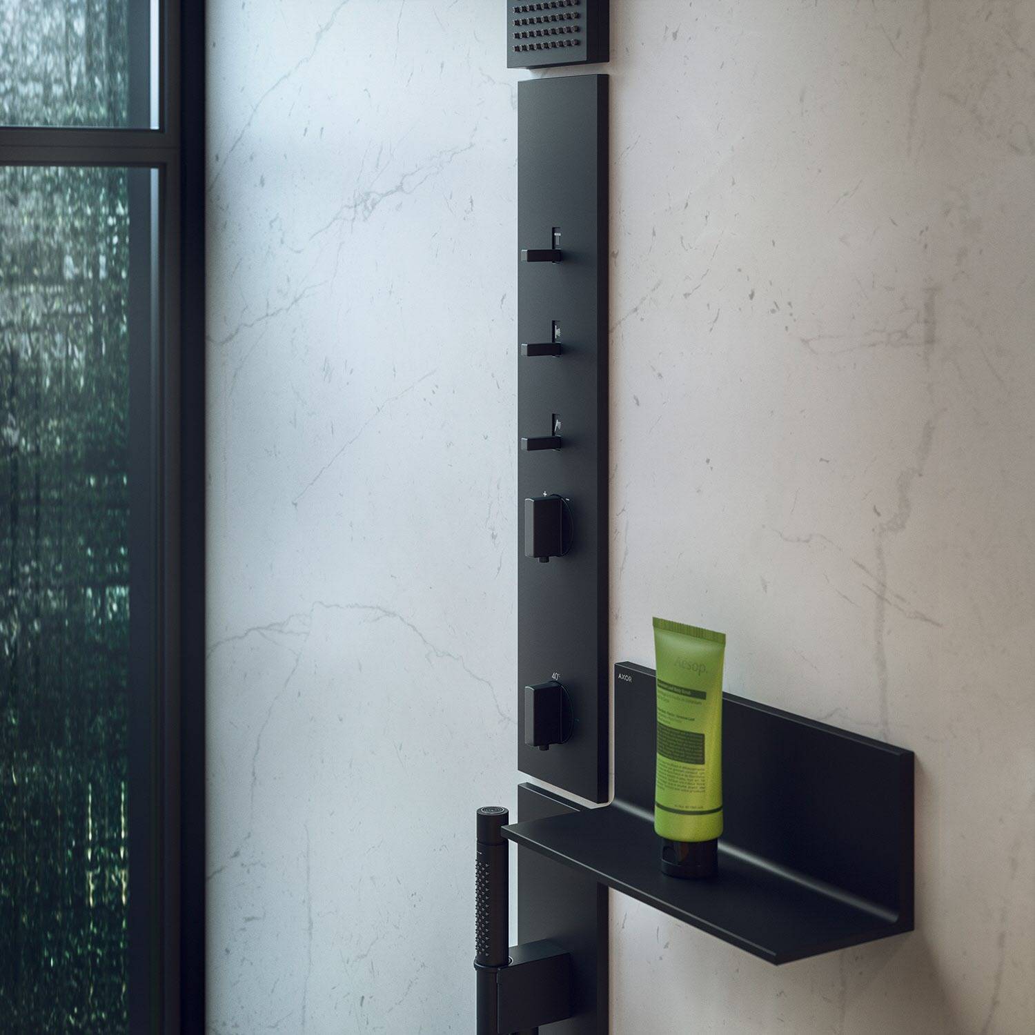 Minimalistische schwarze wandmontierte Duschpaneel mit mehreren Sprühreglern und einem kleinen Regal, das eine grüne Flasche neben einer Marmerwand und einem Fenster hält.