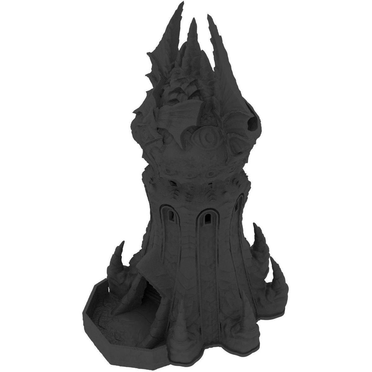 Schwarzes Fantasy-Stil-Turm- oder Schlossmodell mit spitzen Türmchen und kleiner Basis, isoliert auf weißem Hintergrund dargestellt.