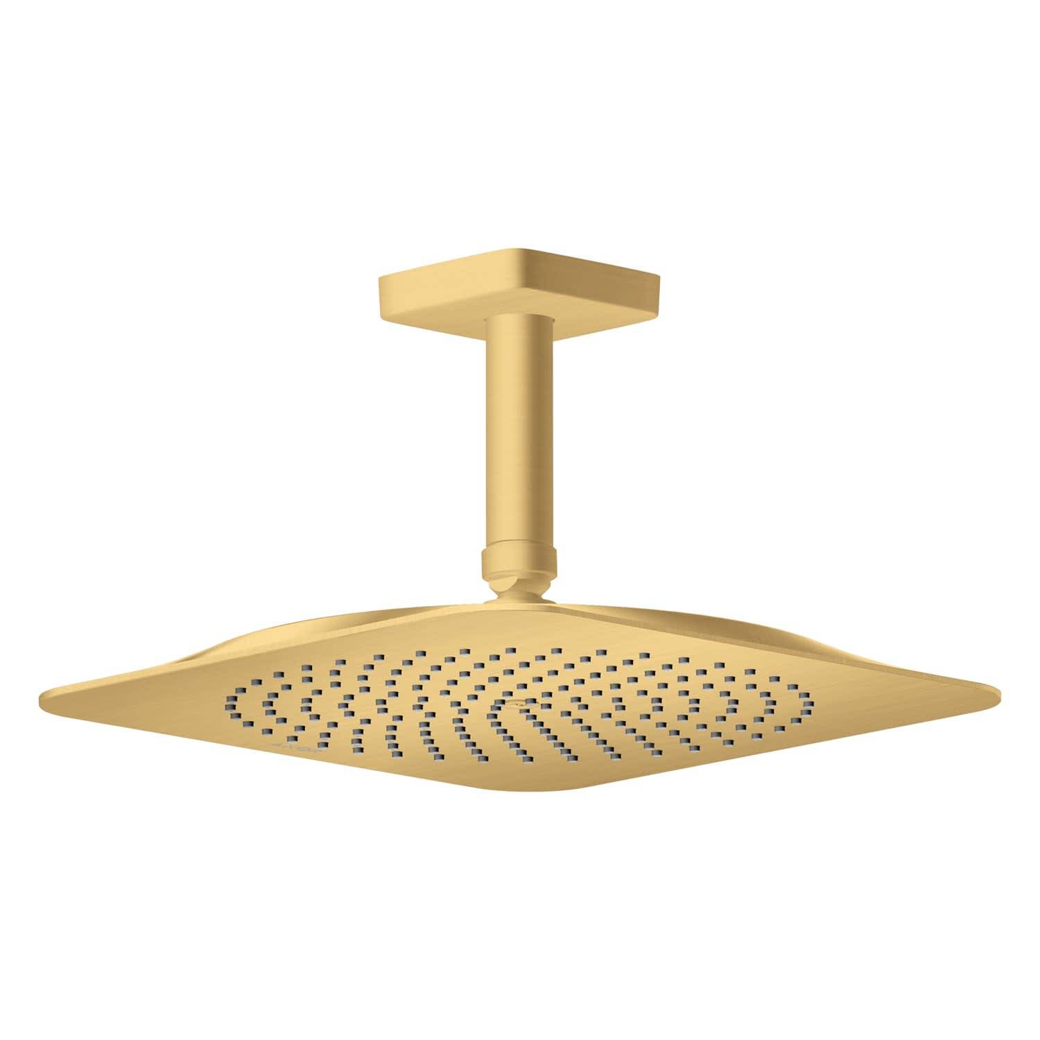Goldener quadratischer Regenduschkopf auf einer Deckenmontage, isoliert auf weißem Hintergrund dargestellt.
