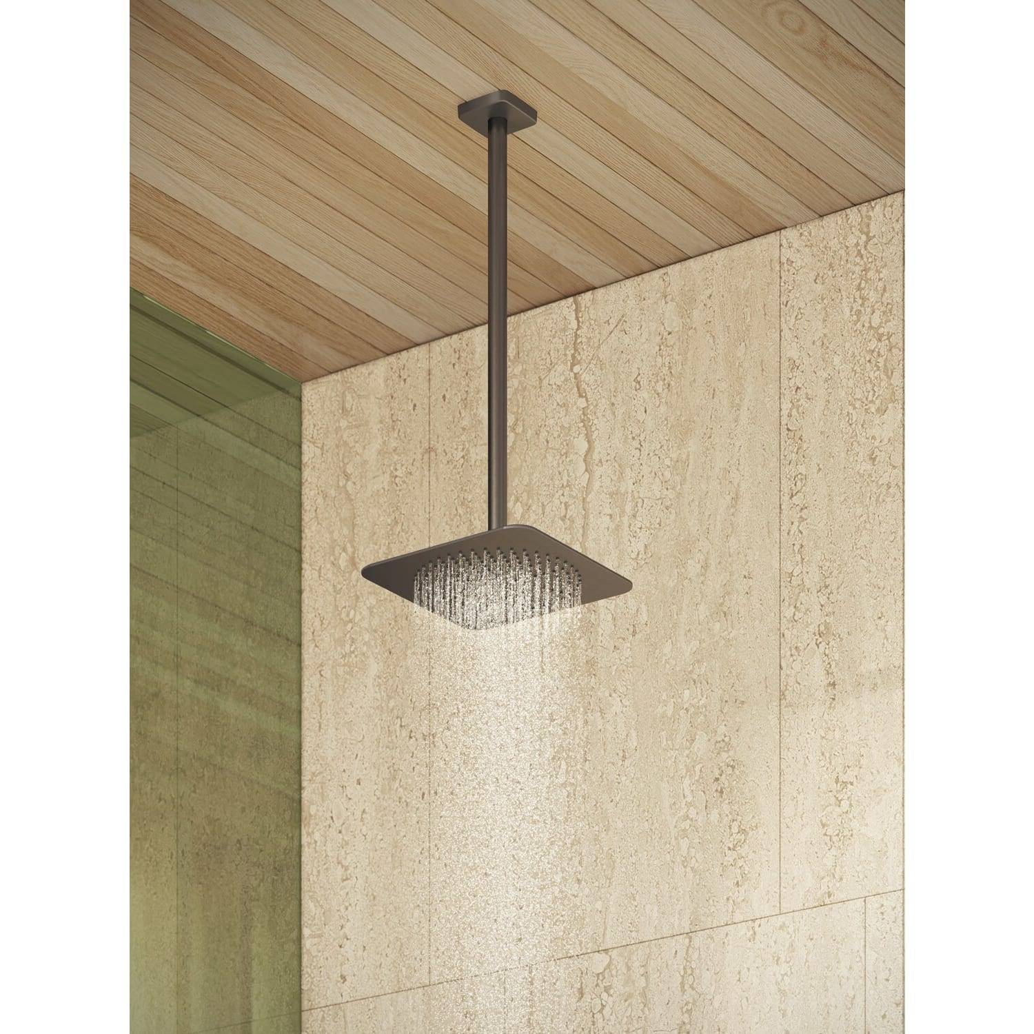 Moderne quadratische Pendelleuchte, die von einer Holzdecke hängt und eine strukturierte beige Wand in einem minimalistischen Innenraum beleuchtet.